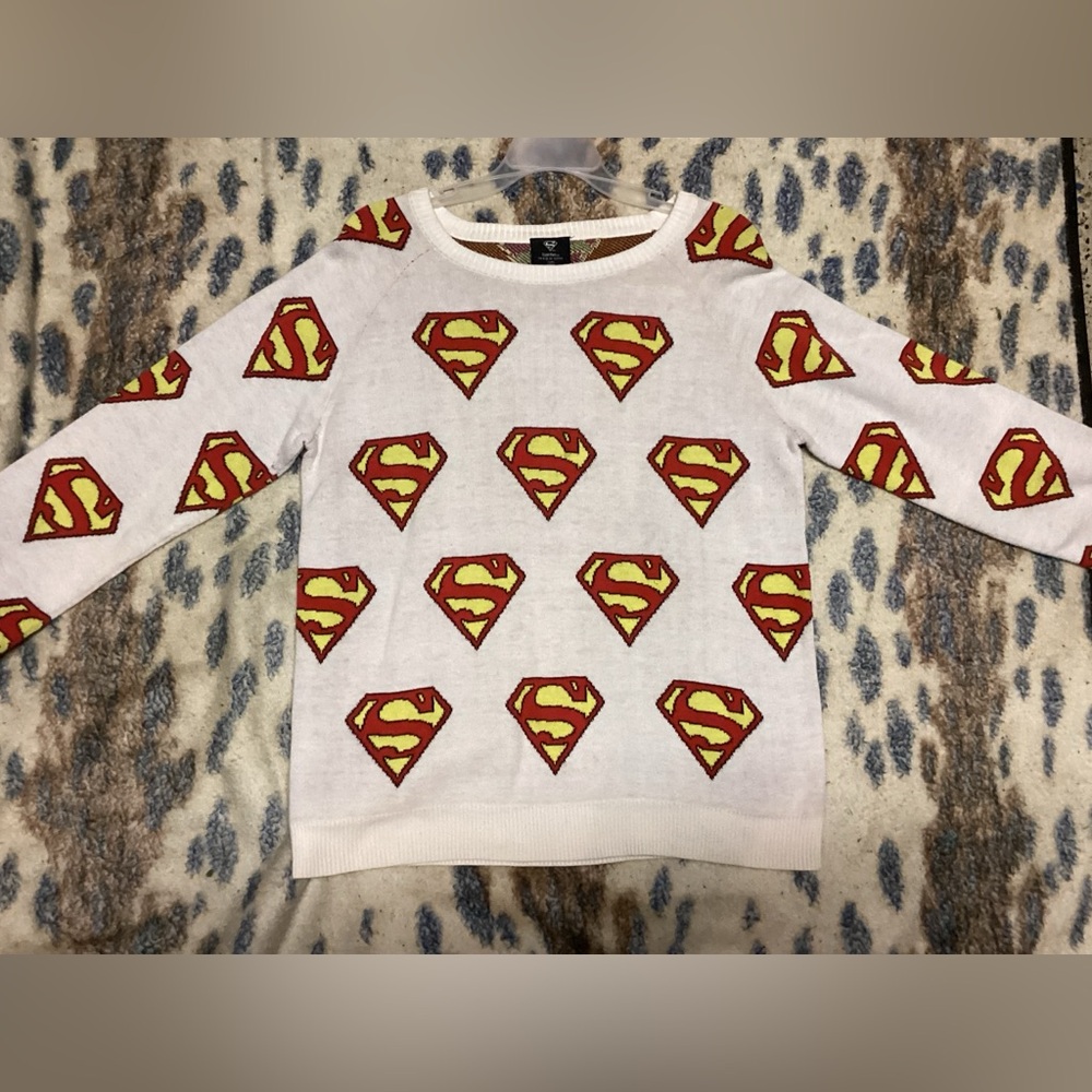 SUPERMAN SWEATER.  DC COMICS.